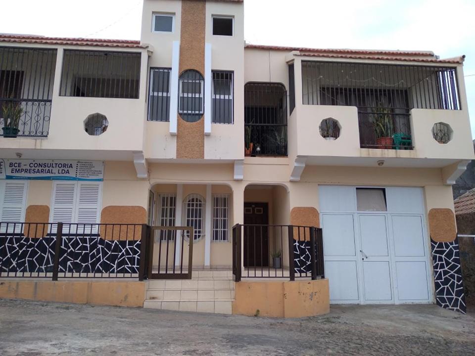 Pensao Domingas Hotell São Filipe Exteriör bild